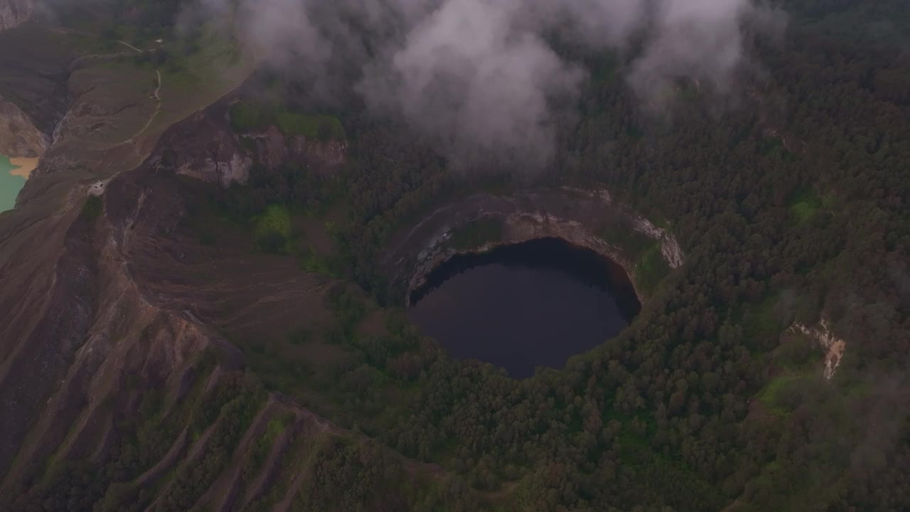 鸟瞰雾蒙蒙的Kelimutu火山口湖，弗洛雷斯，印度尼西亚。视频素材