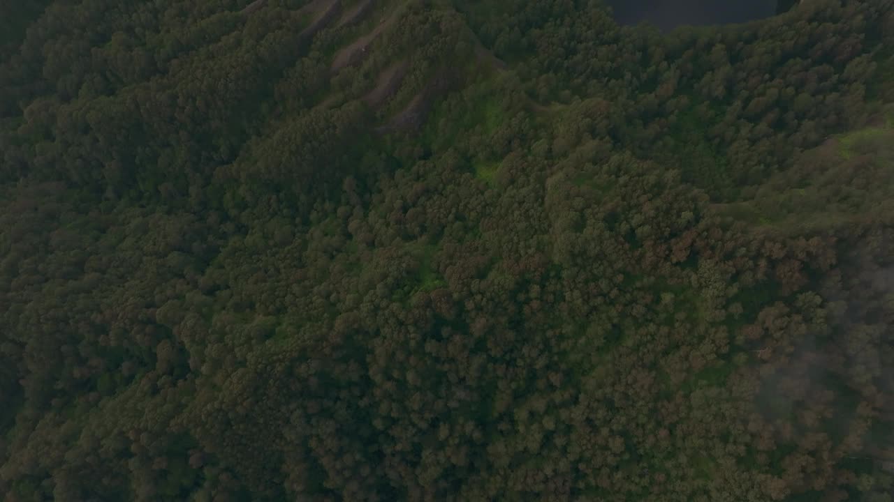 鸟瞰印尼克里穆图火山口湖的日出。视频素材