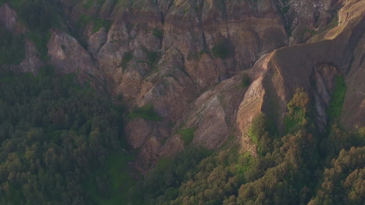 鸟瞰图的火山口和湖泊，Kelimutu，弗洛雷斯，印度尼西亚。视频素材