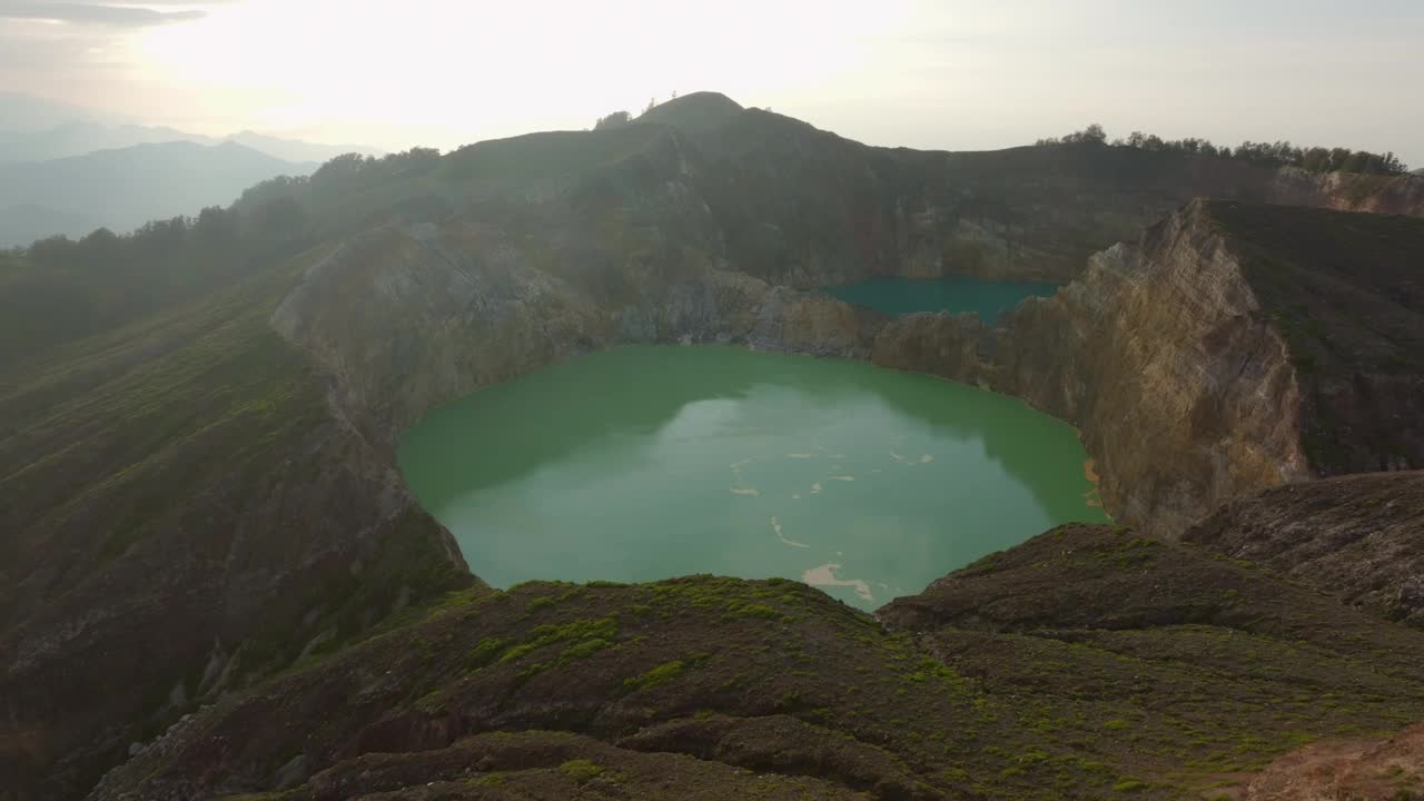 印尼克里穆图，鸟瞰带火山口的双湖。视频素材