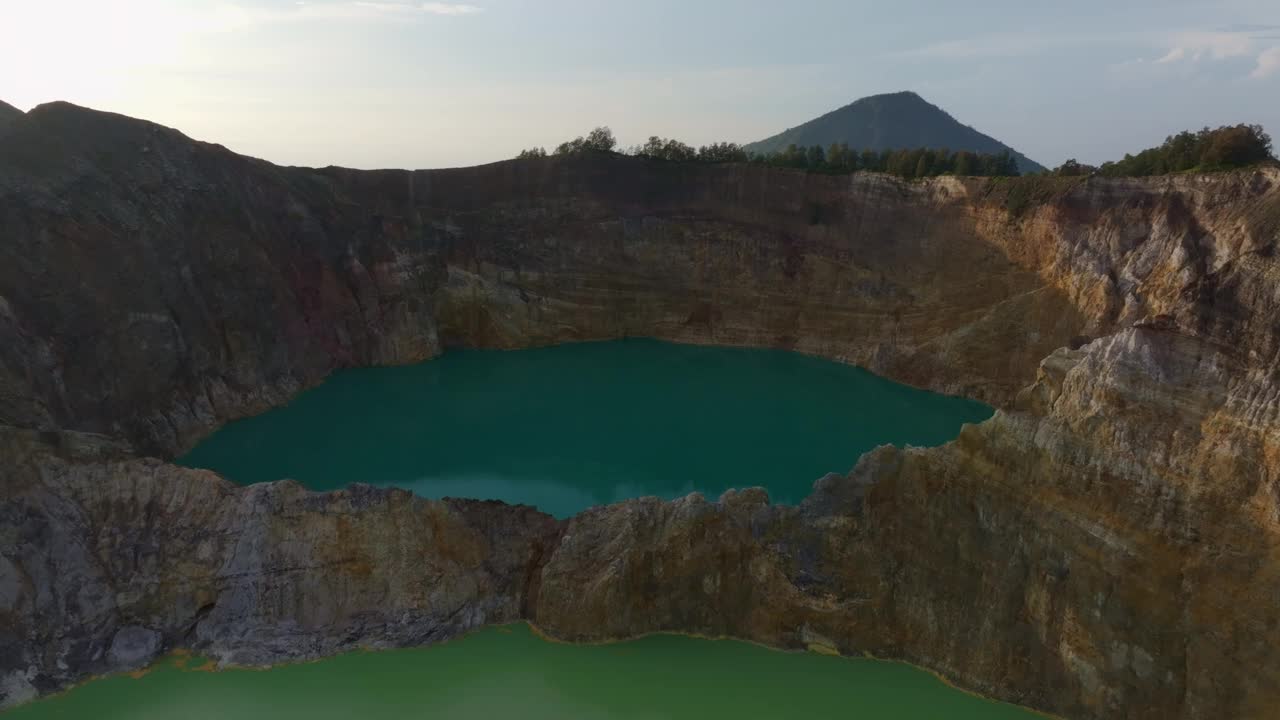 鸟瞰火山口湖，Kelimutu，弗洛雷斯，印度尼西亚。视频素材