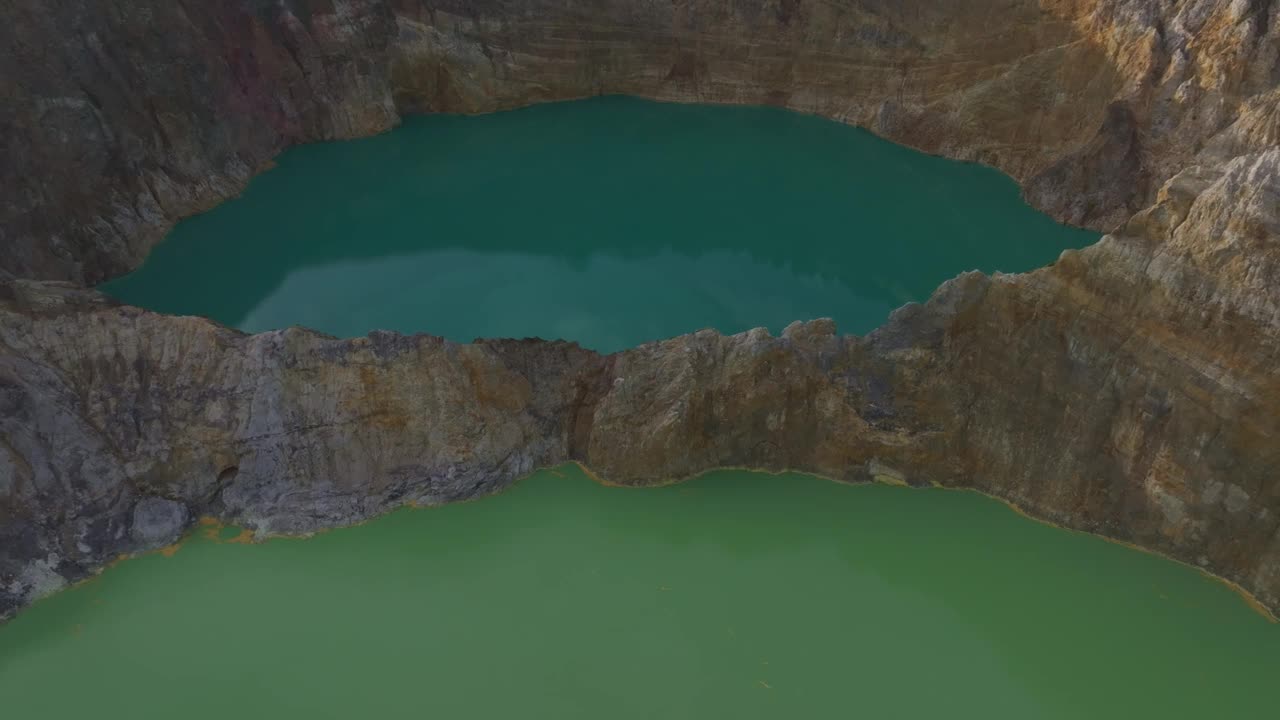 鸟瞰图的湖与火山和火山口，Kelimutu，印度尼西亚。视频素材