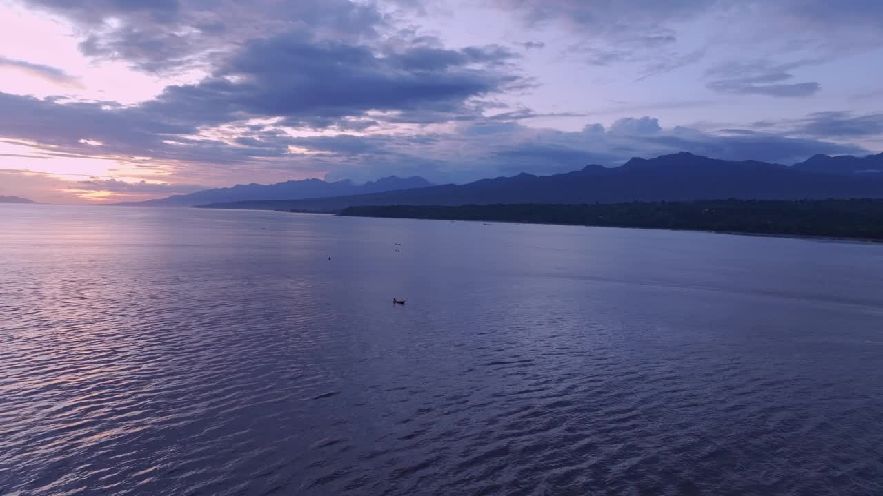 印尼弗洛雷斯，海岸线上的船只俯瞰日落。视频素材