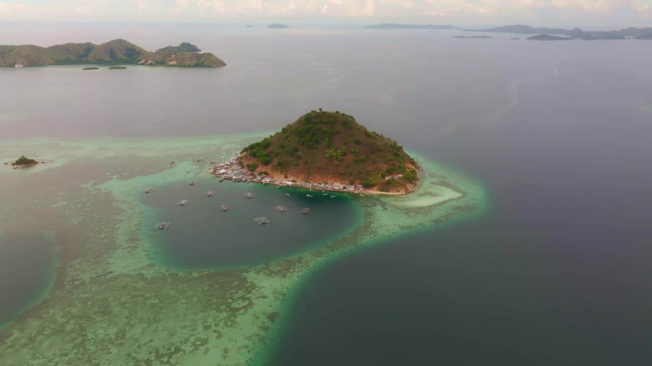 鸟瞰印尼科莫多岛库库桑岛上的渔村。视频素材