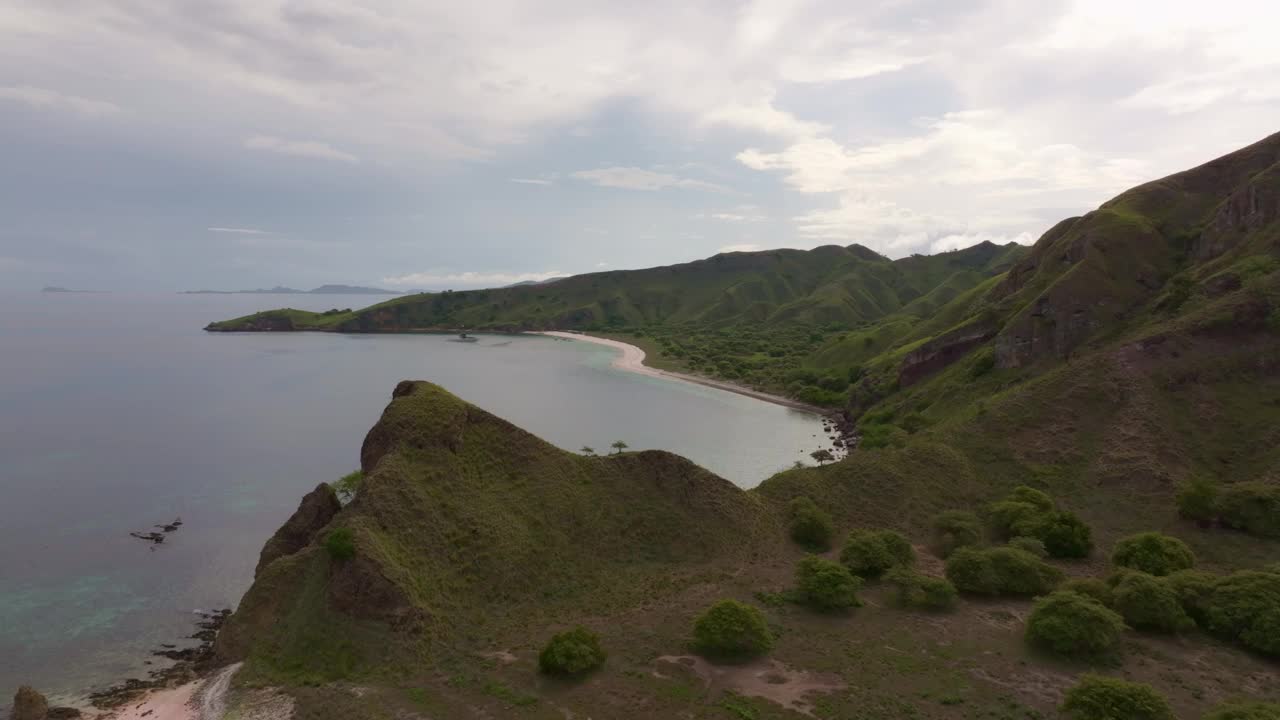 鸟瞰热带岛屿海滩，悬崖海岸线和海洋，印度尼西亚。视频素材