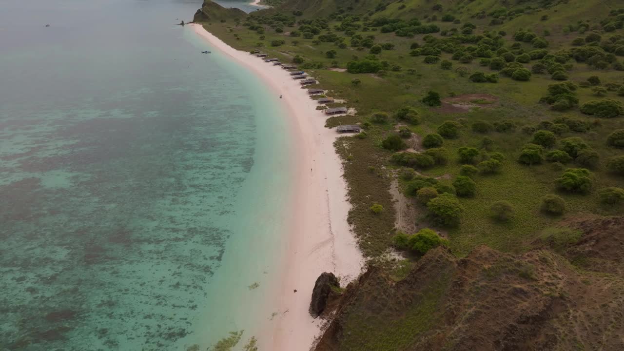 鸟瞰图，粉红色的海滩与小屋和清澈的蓝色海水，科莫多，印度尼西亚。视频素材