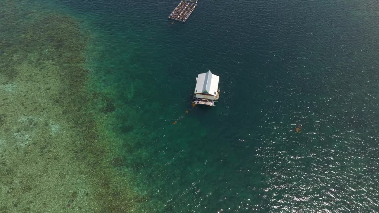 鸟瞰蓝绿色的大海和漂浮的房子，弗洛雷斯海，印度尼西亚。视频素材