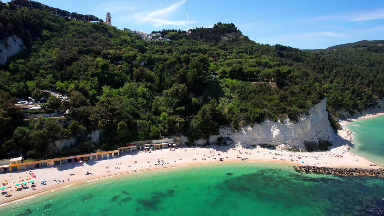 意大利夏季假期，最好的风景海景和海滩的里维埃拉del Conero-自然公园附近的安科纳。风景如画的海滩斯皮亚贾德尔弗拉特。4k高清空中无人机视频视频素材