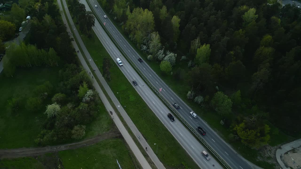 在绿树成荫的高速公路上，穿过茂密的森林，享受交通之美，轻松而又风景如画的旅程视频素材