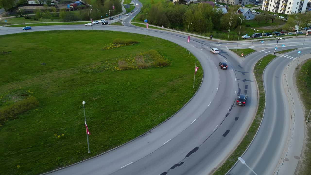 白天，在蜿蜒的道路上穿过迷人的小镇，从上面的汽车上体验迷人的景色视频素材