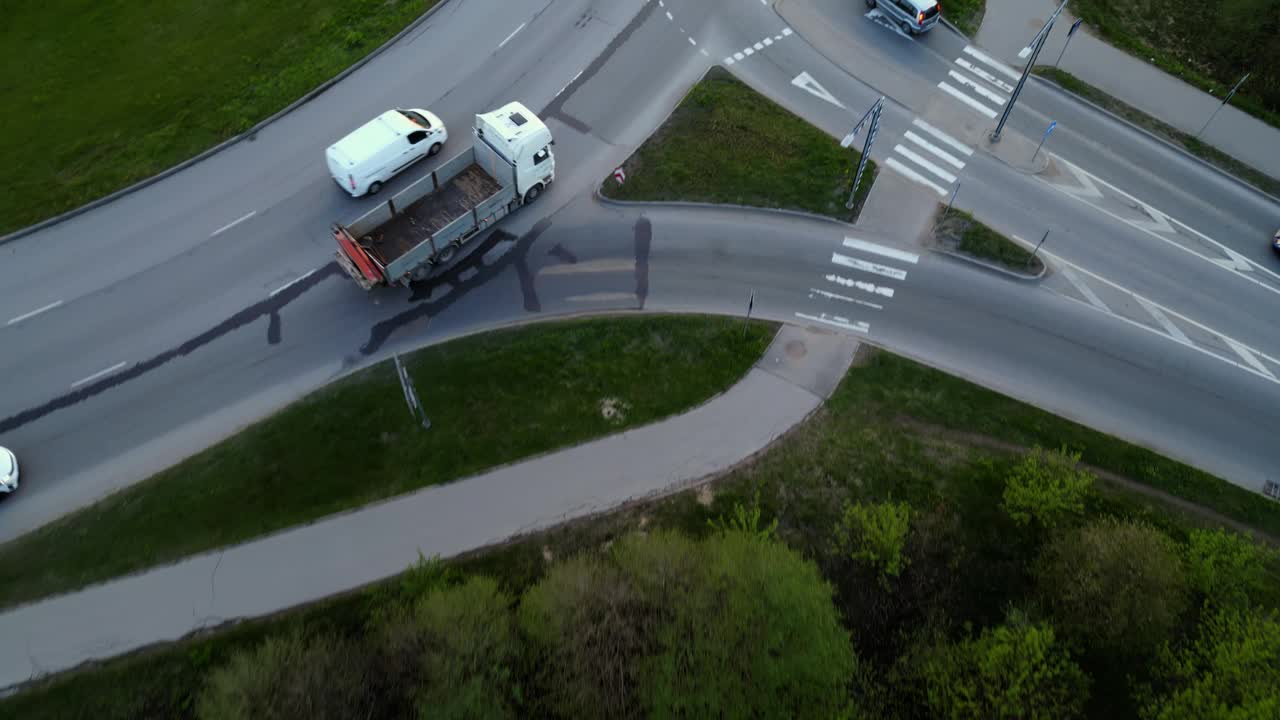 一辆卡车在工业区弯曲道路上行驶的鸟瞰图，展示了物流和运输的运作视频素材