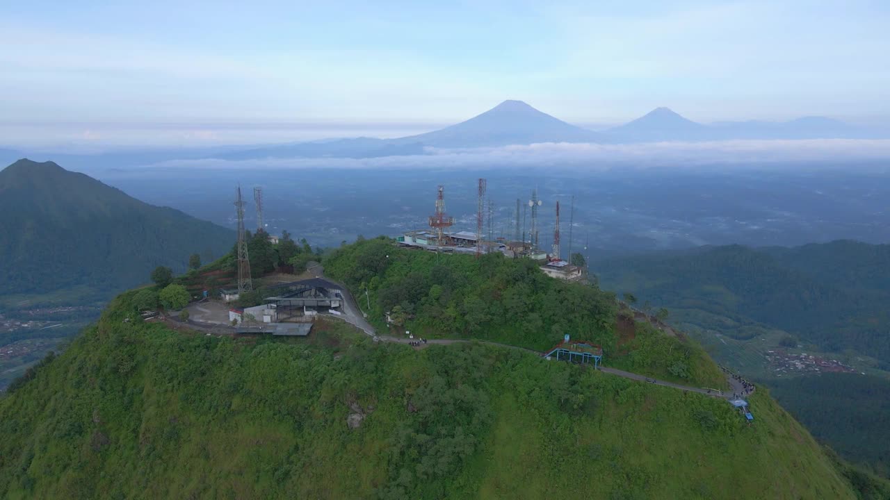 无人机在Telomoyo山顶上飞行，其他山脉的美景尽收眼底。视频素材