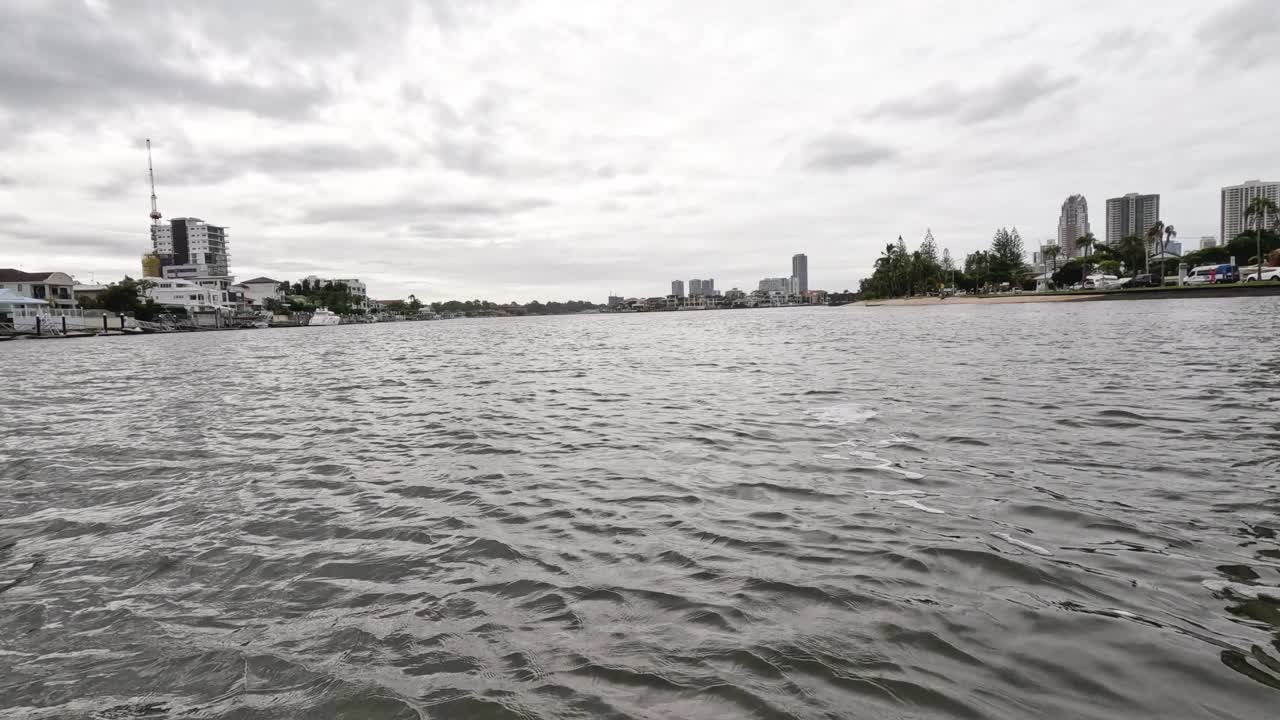 多云天空下的滨河城市景观视频素材