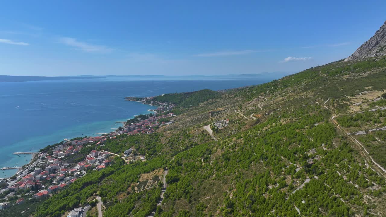 航拍:一个阳光明媚的夏日，沿海小镇奥米斯的乡村风景。视频素材