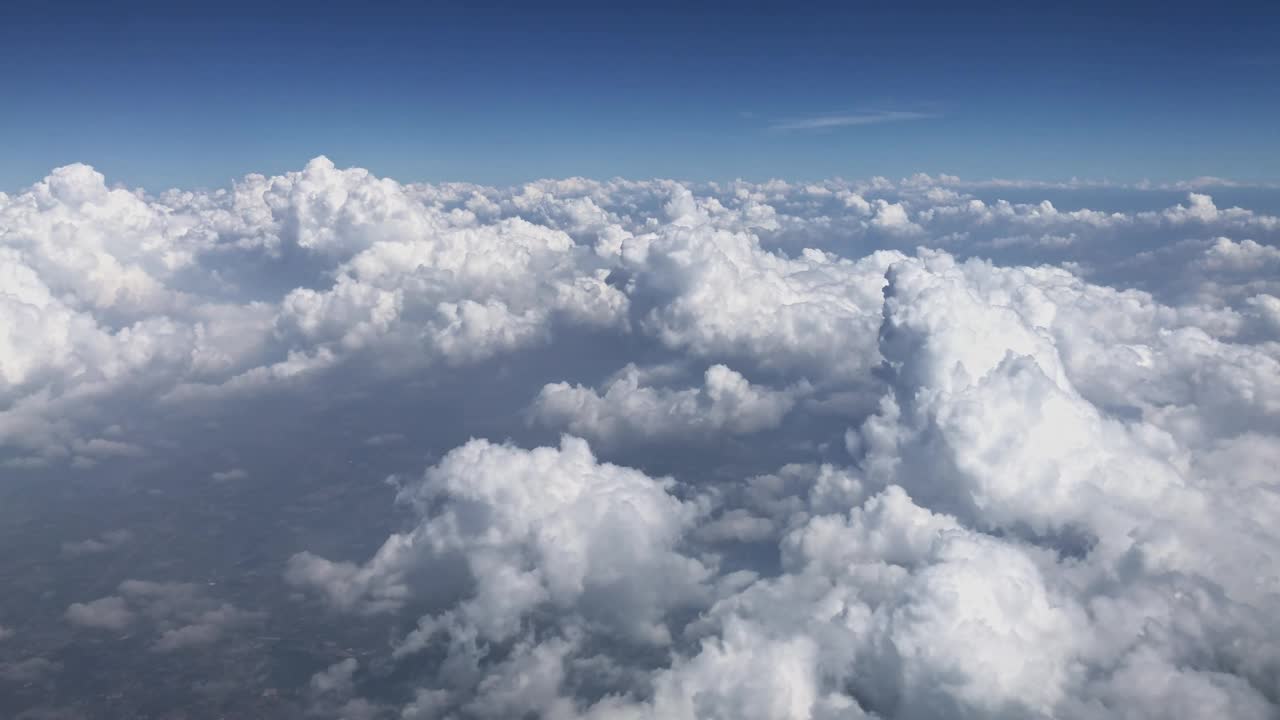 从上面看蓬松的云朵，湛蓝的天空，空中视角视频素材