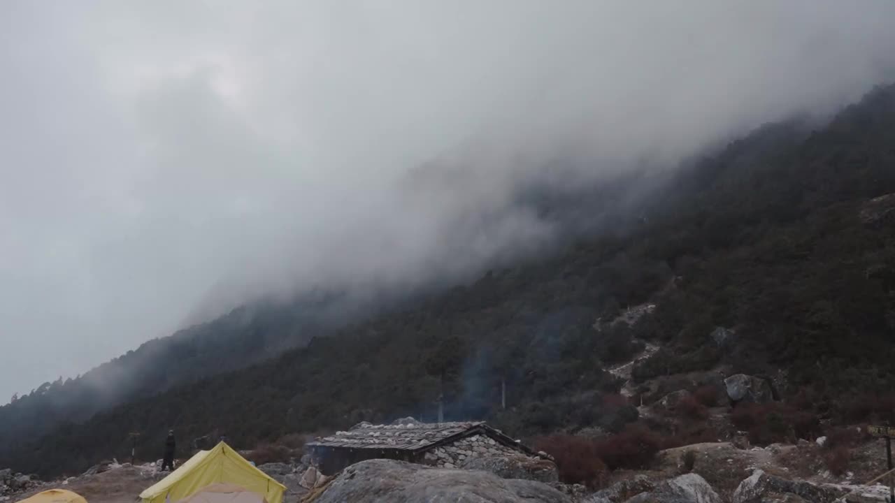 Ramjer Cheram在前往喜马拉雅山南干城章嘉峰大本营的途中的时间特写视频下载