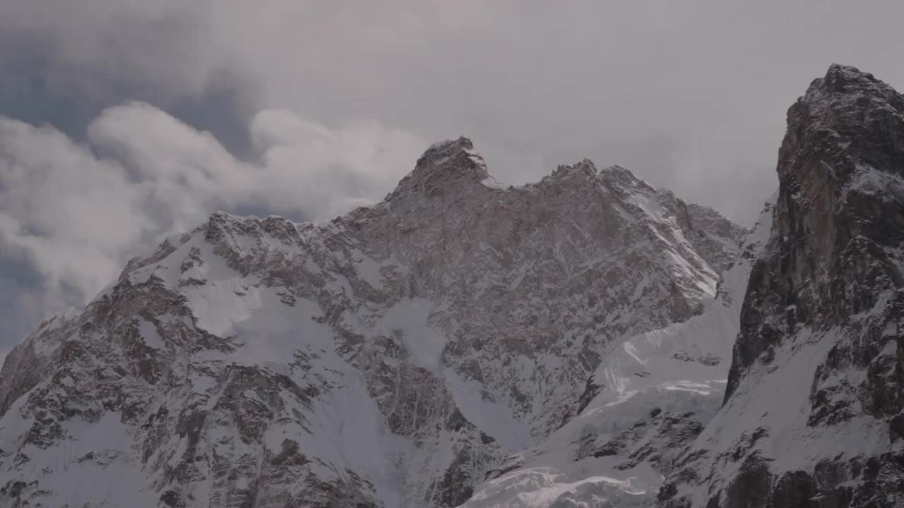 尼泊尔喜马拉雅雪山云图摄于贾努大本营视频下载