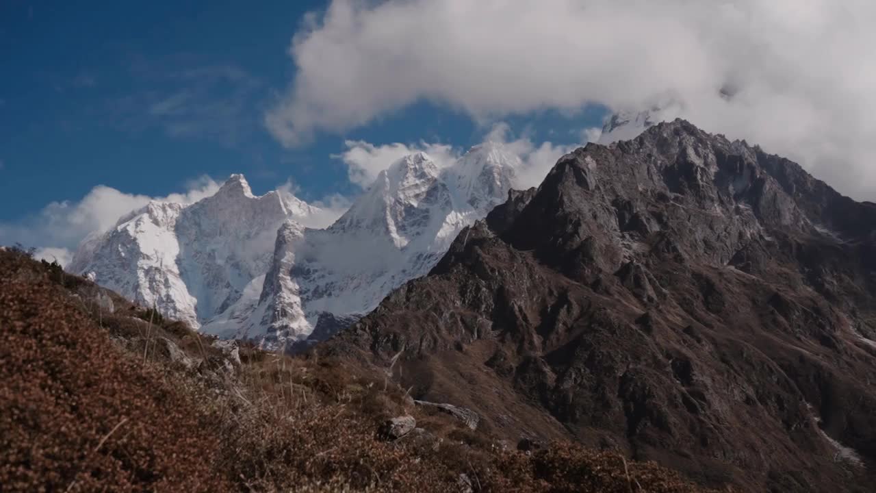 尼泊尔喜马拉雅雪山云图摄于贾努大本营视频素材