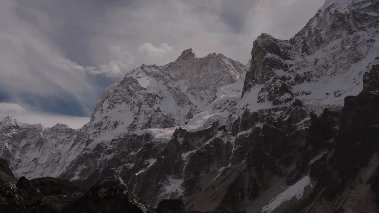 尼泊尔喜马拉雅雪山云图摄于贾努大本营视频素材