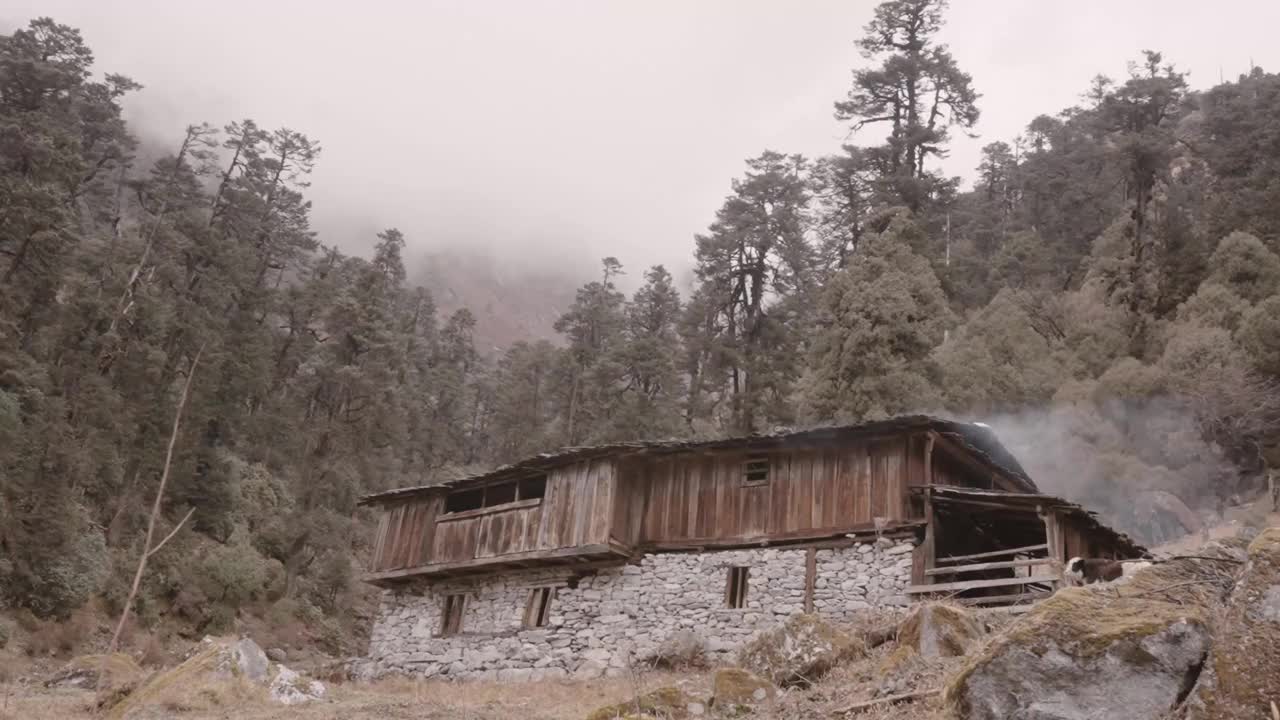 在干城君嘎地区徒步旅行时，在尼泊尔高喜马拉雅山脉的一家茶馆看到的延时云视频素材