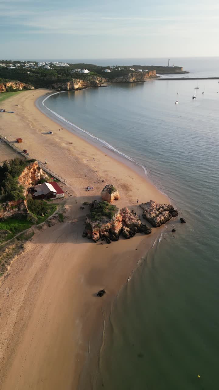 鸟瞰宁静的海滩，岩石和悬崖，葡萄牙。视频素材