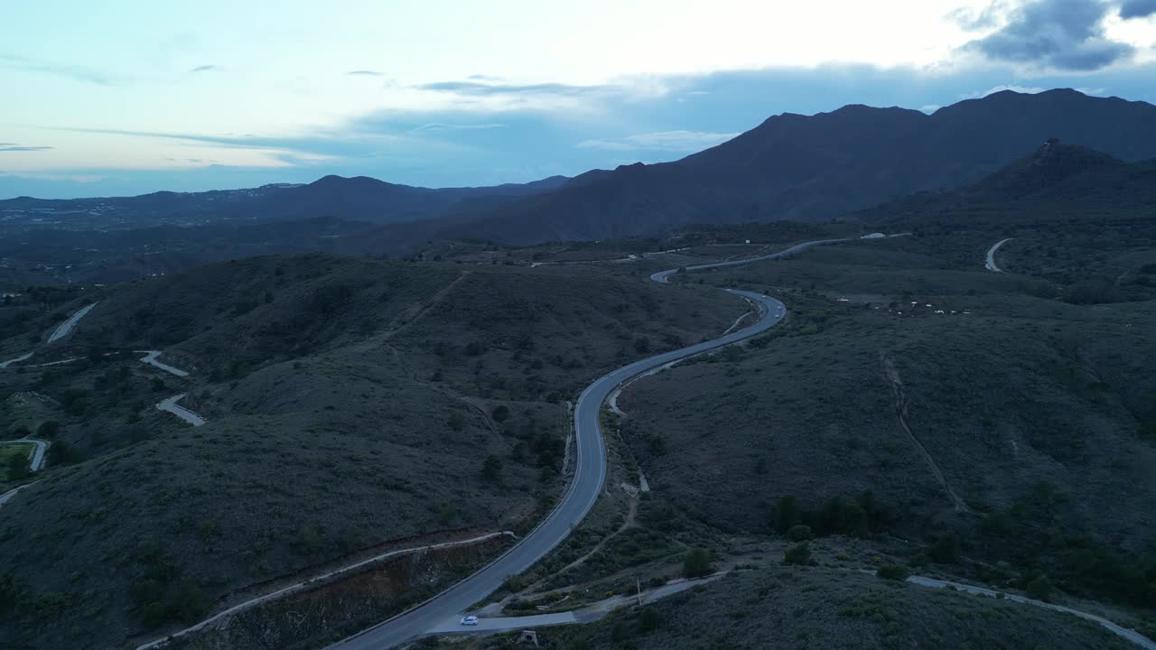 鸟瞰日落时蜿蜒的乡村道路，西班牙。视频素材