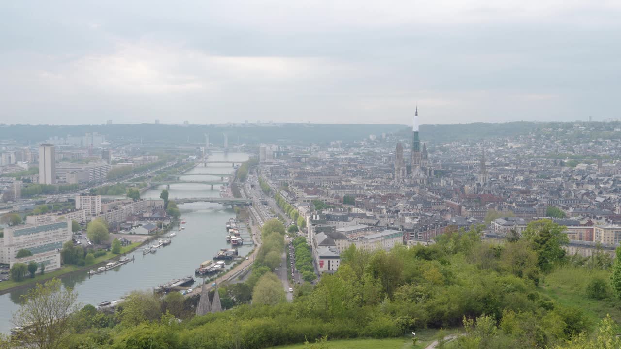 法国鲁昂的高架城市景观，白天的河景，广角视频素材