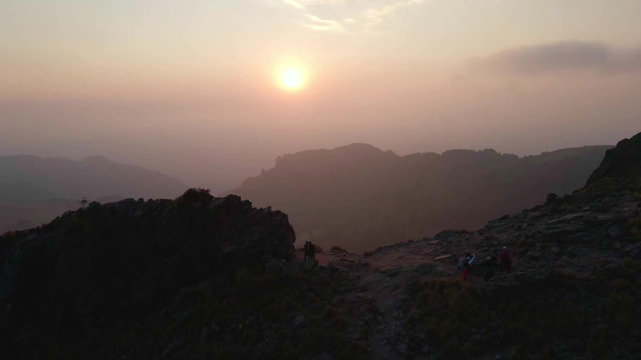 徒步旅行者爬山的鸟瞰图，背景是墨西哥的Popocatepetl和iztaccihuatl火山视频素材