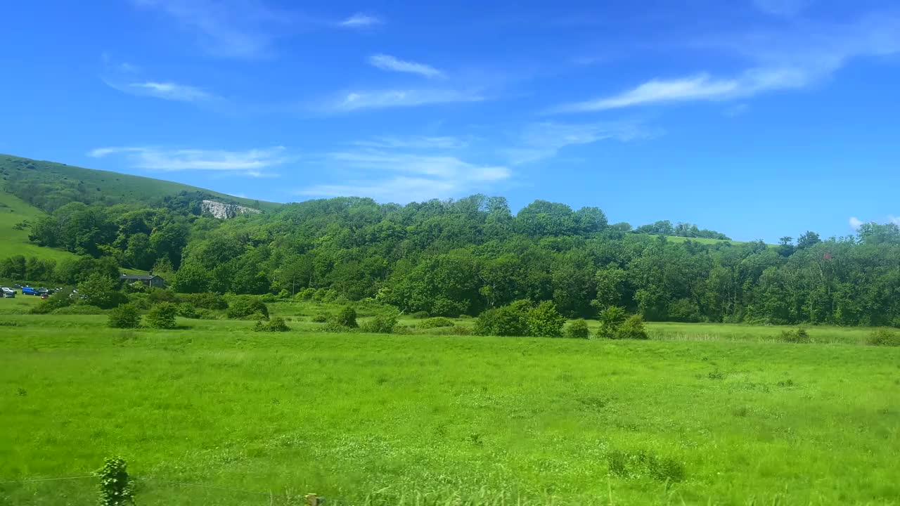 夏日的英国乡村景观，碧绿的田野和蓝天，大自然，乡村农场生活和农业视频下载