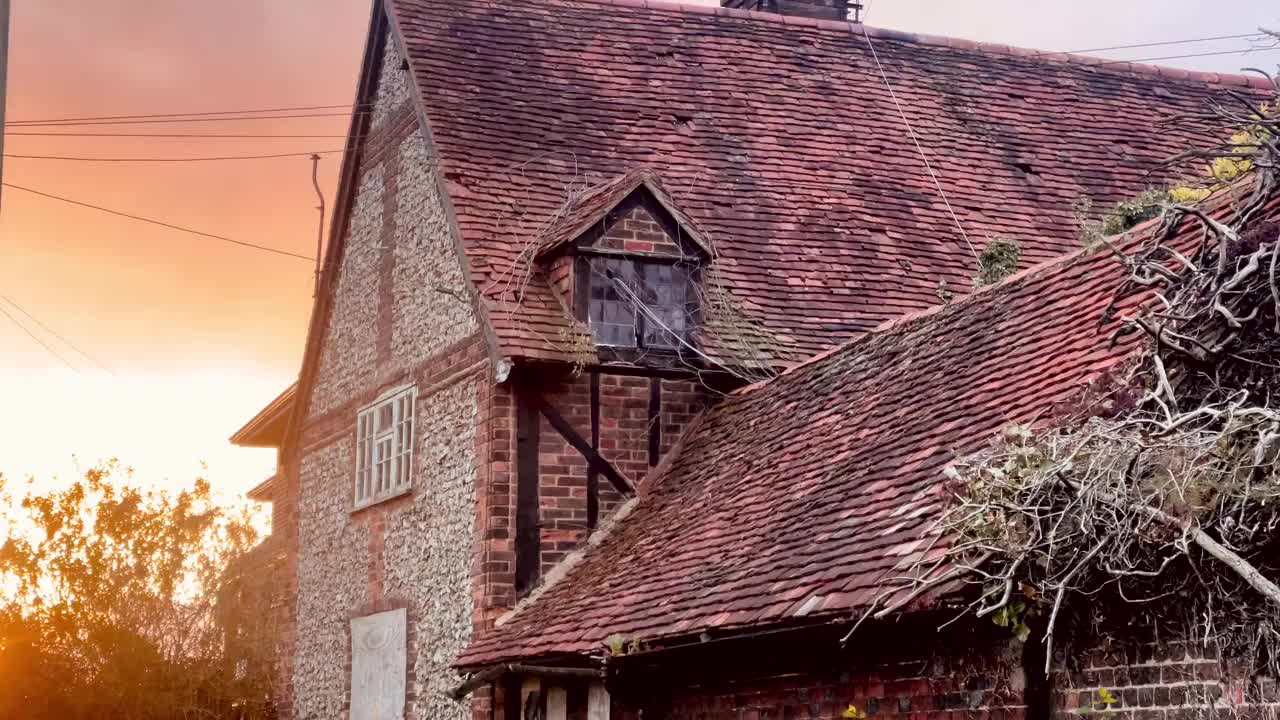 夕阳下的英格兰赫特福德郡古老的乡村小屋视频素材