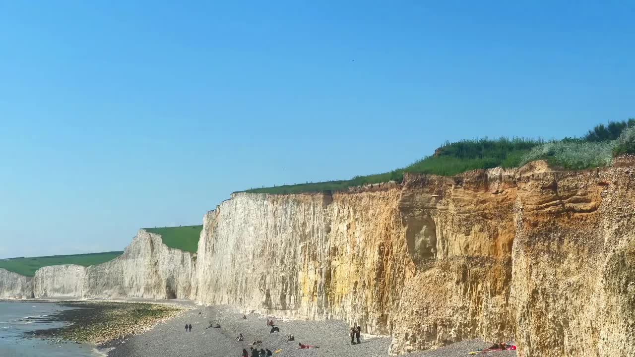 七姐妹白垩悬崖，在东萨塞克斯郡伊斯特本附近的伯灵峡，著名，地标，海滩景观，自然和海岸，春夏旅游视频下载