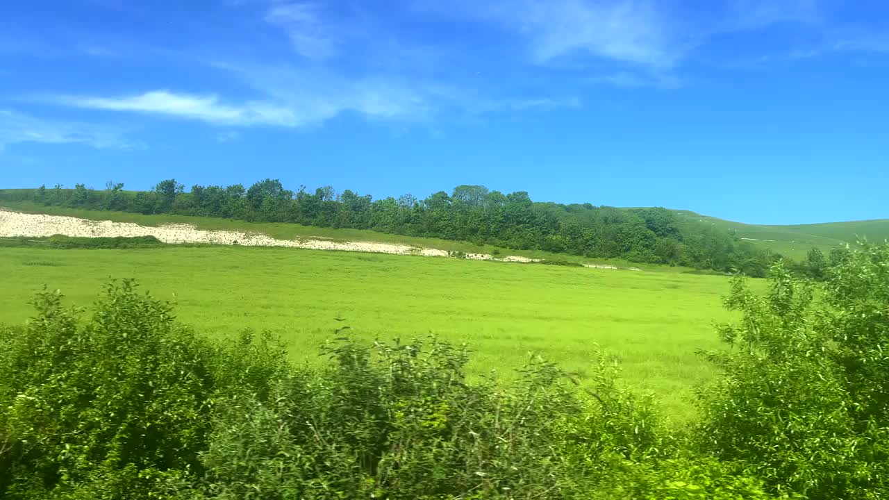 夏日的英国乡村景观，碧绿的田野和蓝天，大自然，乡村农场生活和农业视频下载