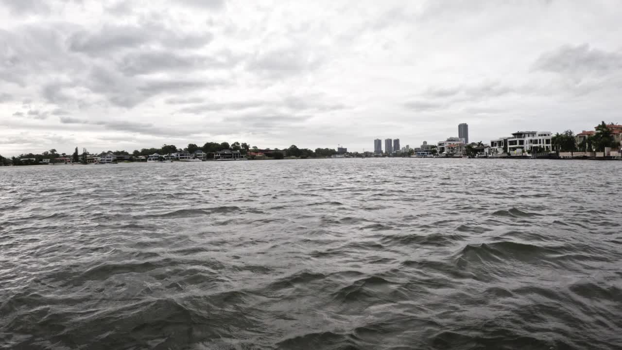 风景优美的海滨与城市天际线视频素材