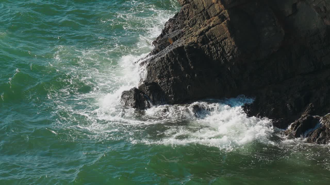 海浪冲击着悬崖视频下载