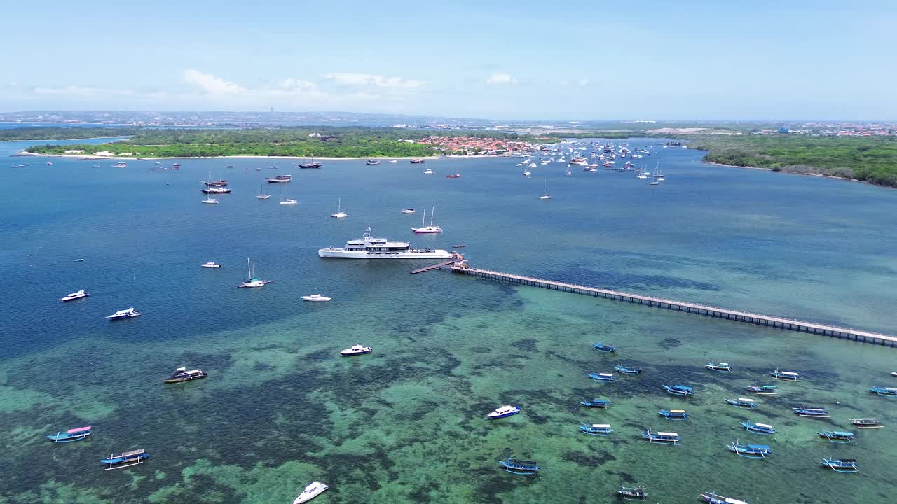 鸟瞰印尼巴厘岛的沙努尔海滩。视频素材