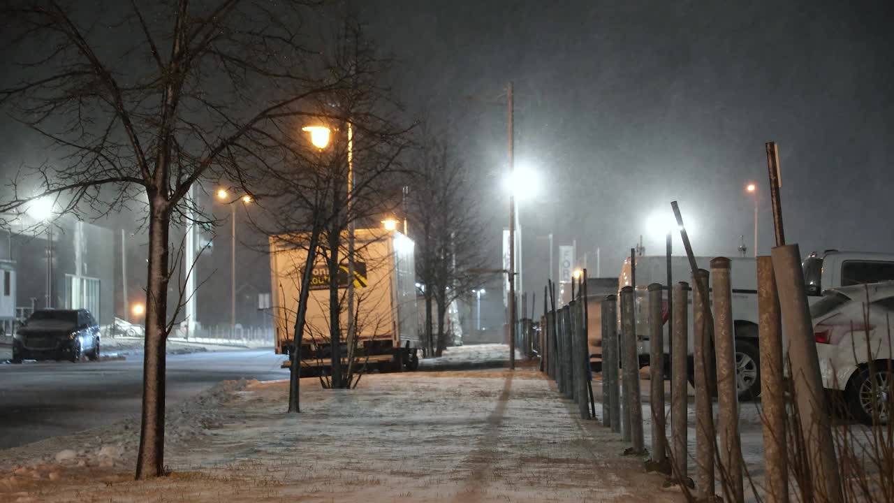 加拿大魁北克省，圣让-黎塞留的雪夜，街灯和停着的汽车视频素材