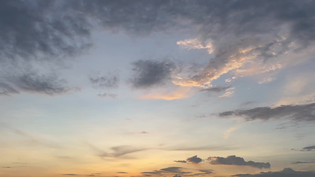 黄昏的天空和太阳落在地平线上。视频素材