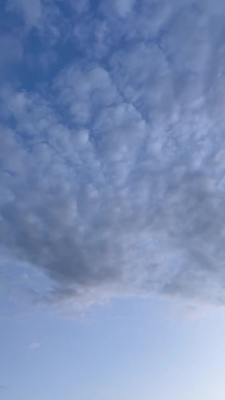 傍晚的天空有蓬松的云，垂直视频。视频素材