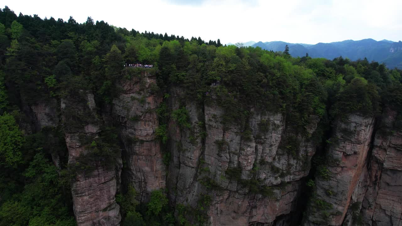 在张家界国家森林公园观景点，一对夫妇发现了秘密景点。空中视频素材