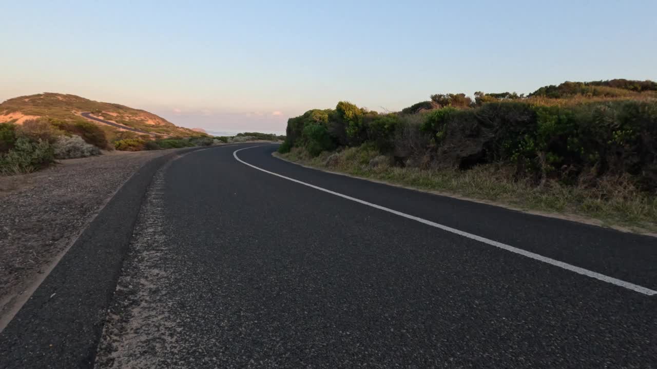 风景优美的海滨公路，有左靠标志视频素材