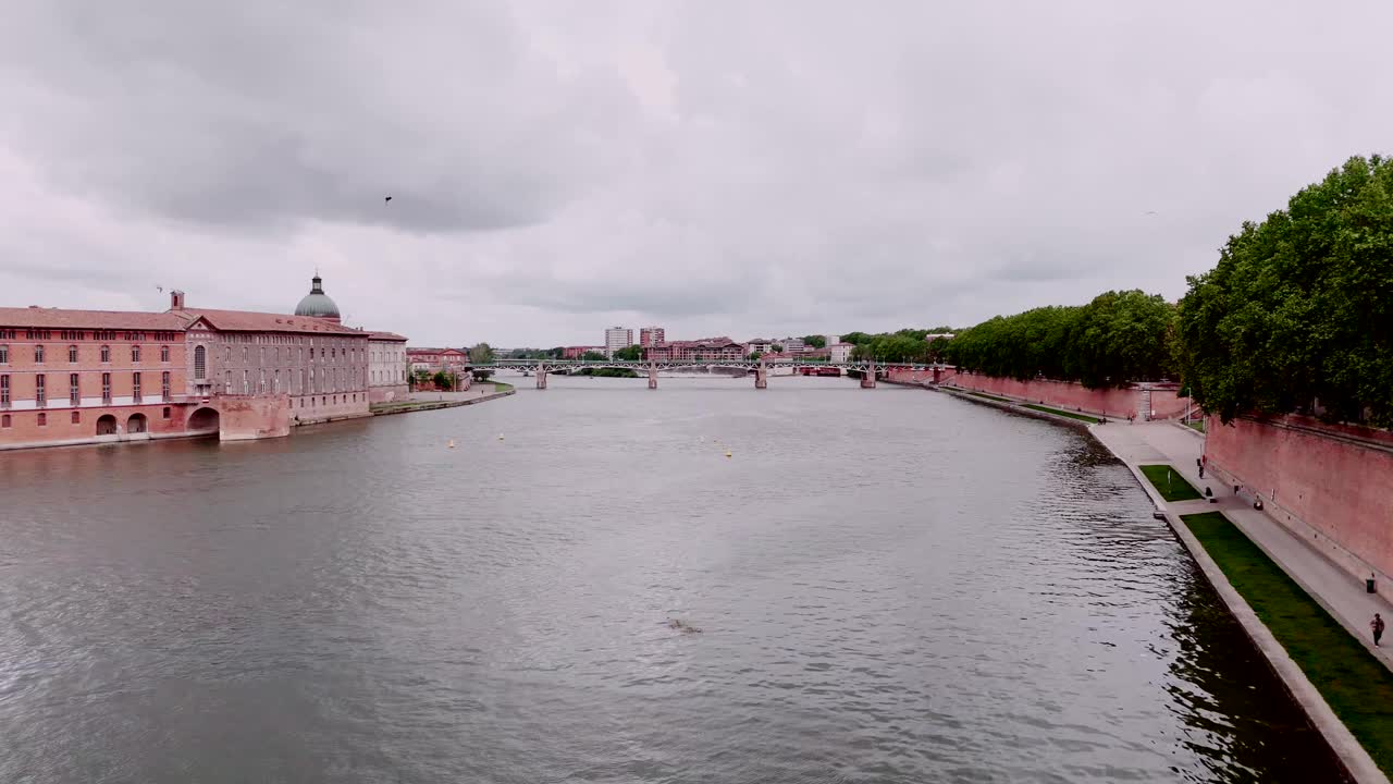 法国图卢兹的加龙河和历史建筑全景视频素材