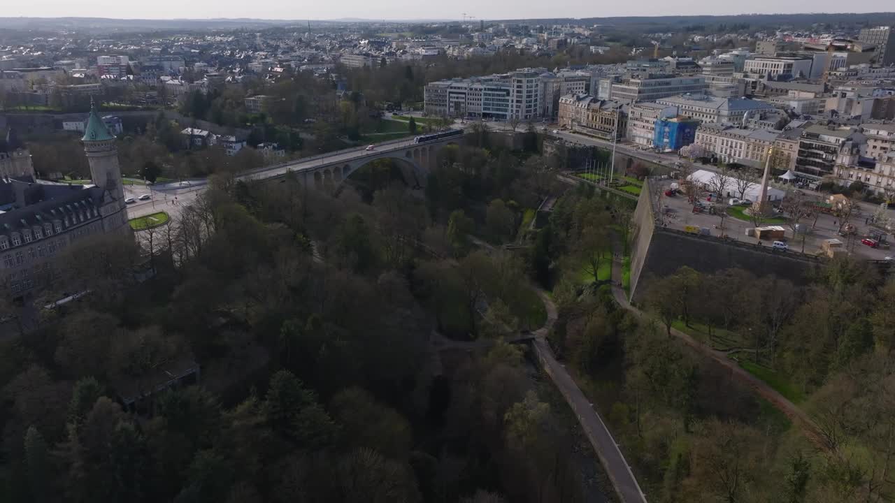 从独特的空中视角拍摄卢森堡市的景观和建筑奇迹，突出了欧洲首都的城市景观和旅游景点视频素材