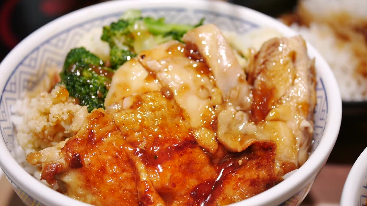 日式照烧鸡配米饭视频素材画面1