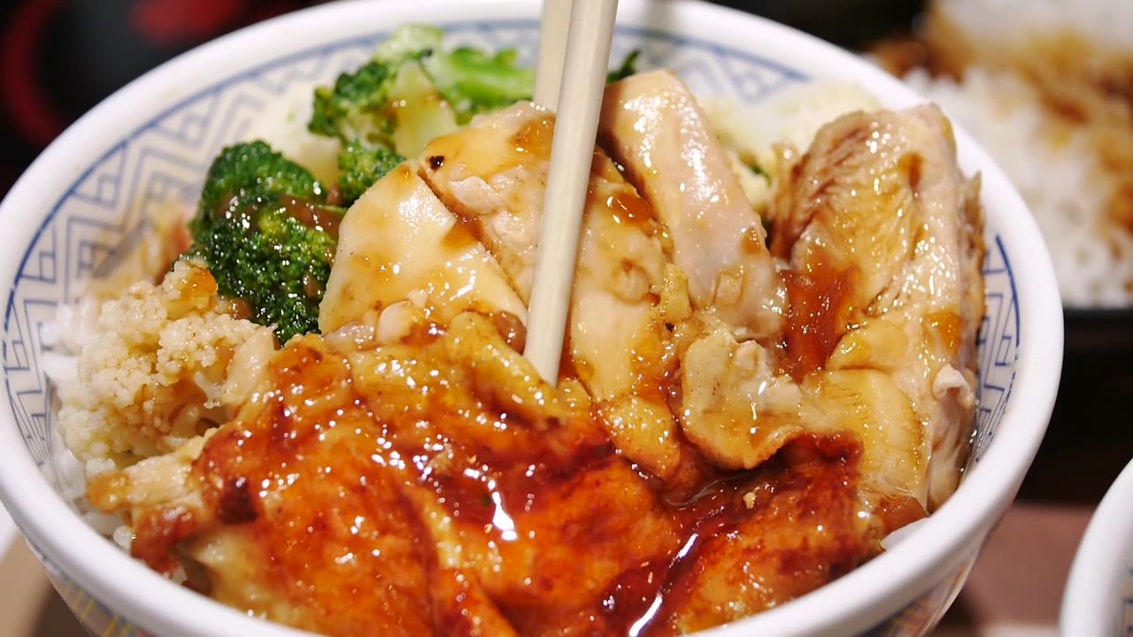 日式照烧鸡配米饭视频素材画面2