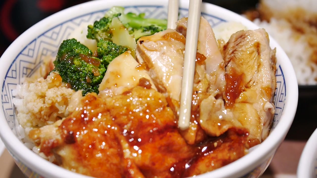 日式照烧鸡配米饭视频素材画面3