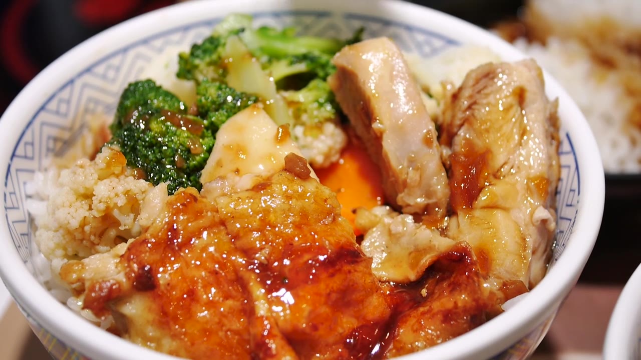日式照烧鸡配米饭视频素材画面4