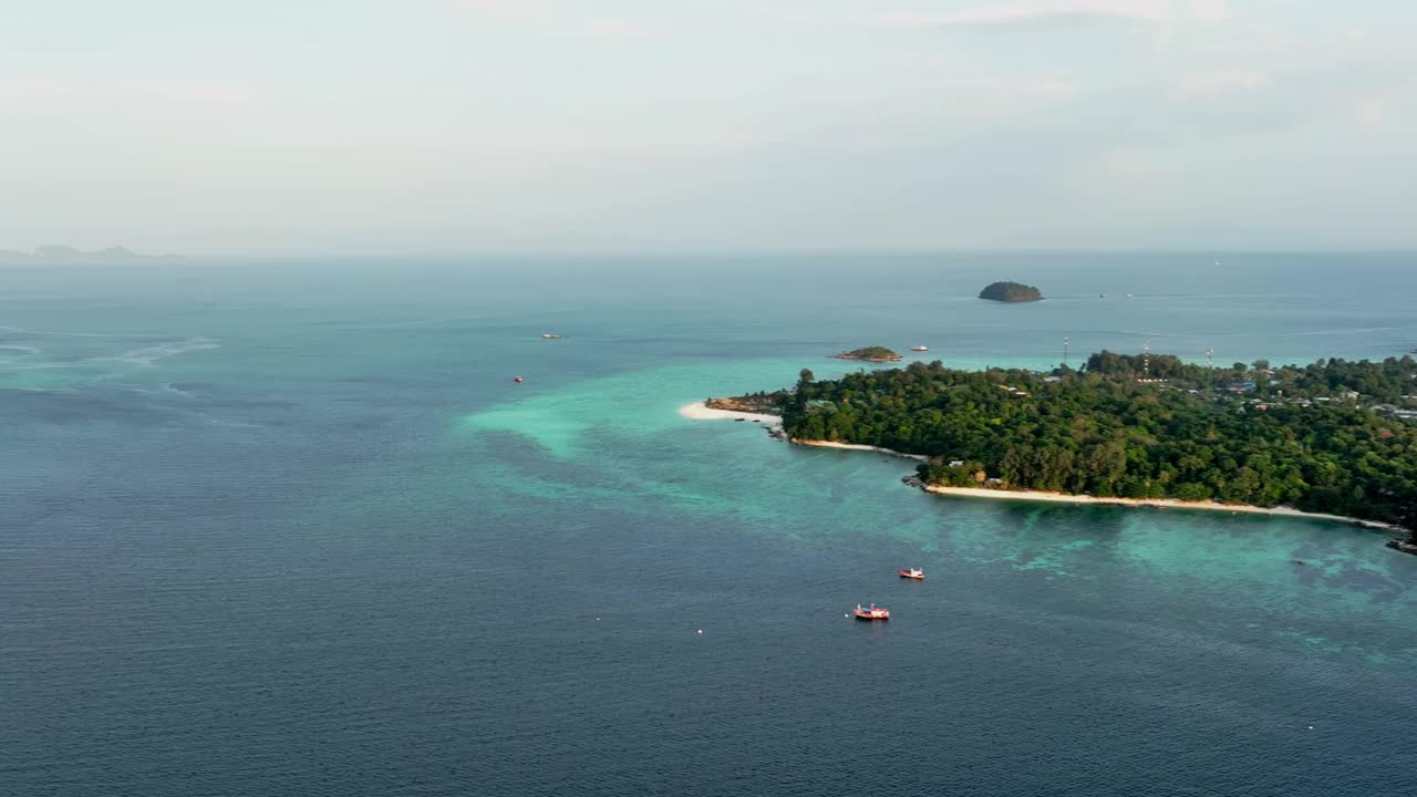 绿松石海中热带海滨岛屿的鸟瞰图令人惊叹的自然景观视频素材