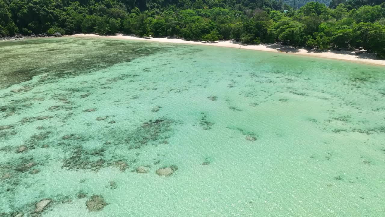 绿松石海中热带海滨岛屿的鸟瞰图令人惊叹的自然景观视频素材