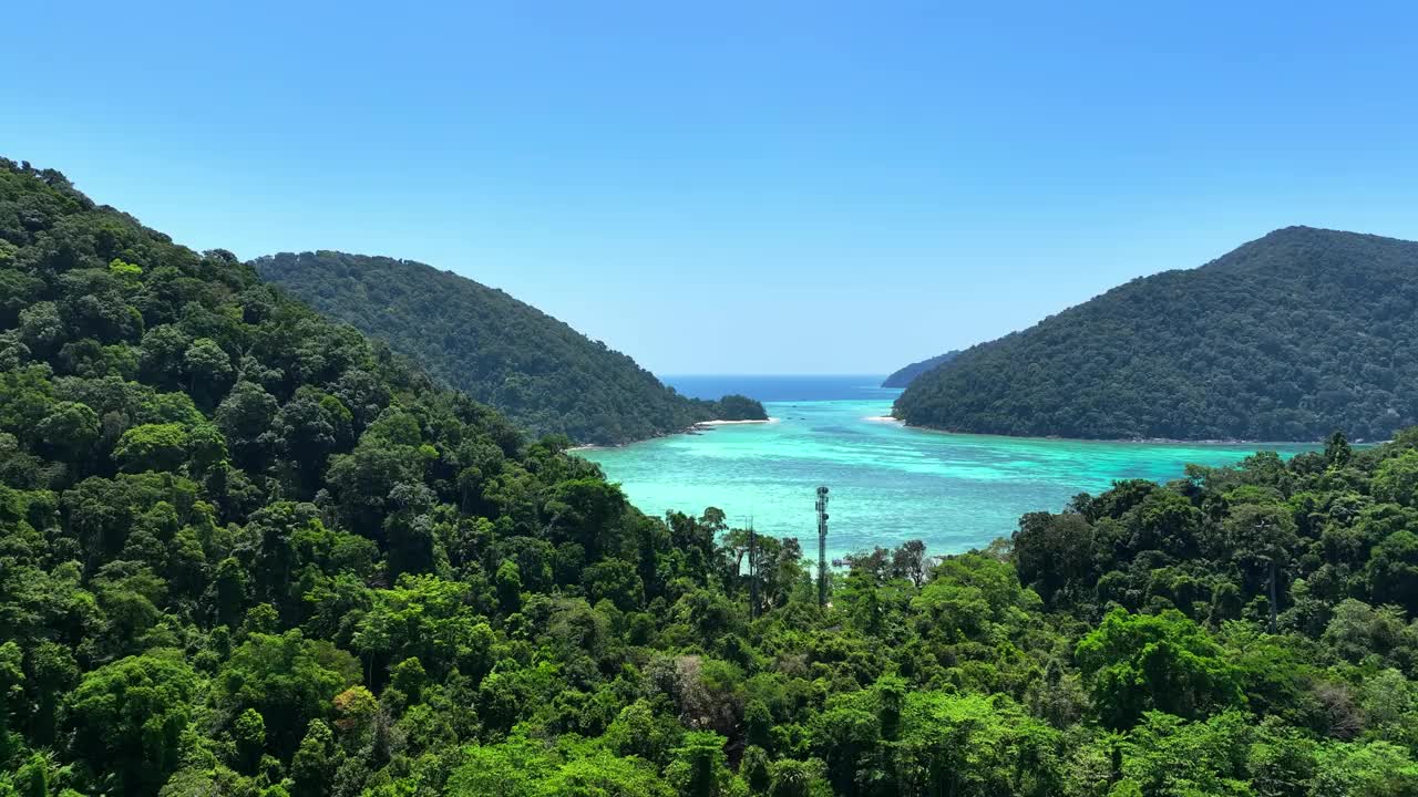 绿松石海中热带海滨岛屿的鸟瞰图令人惊叹的自然景观视频素材