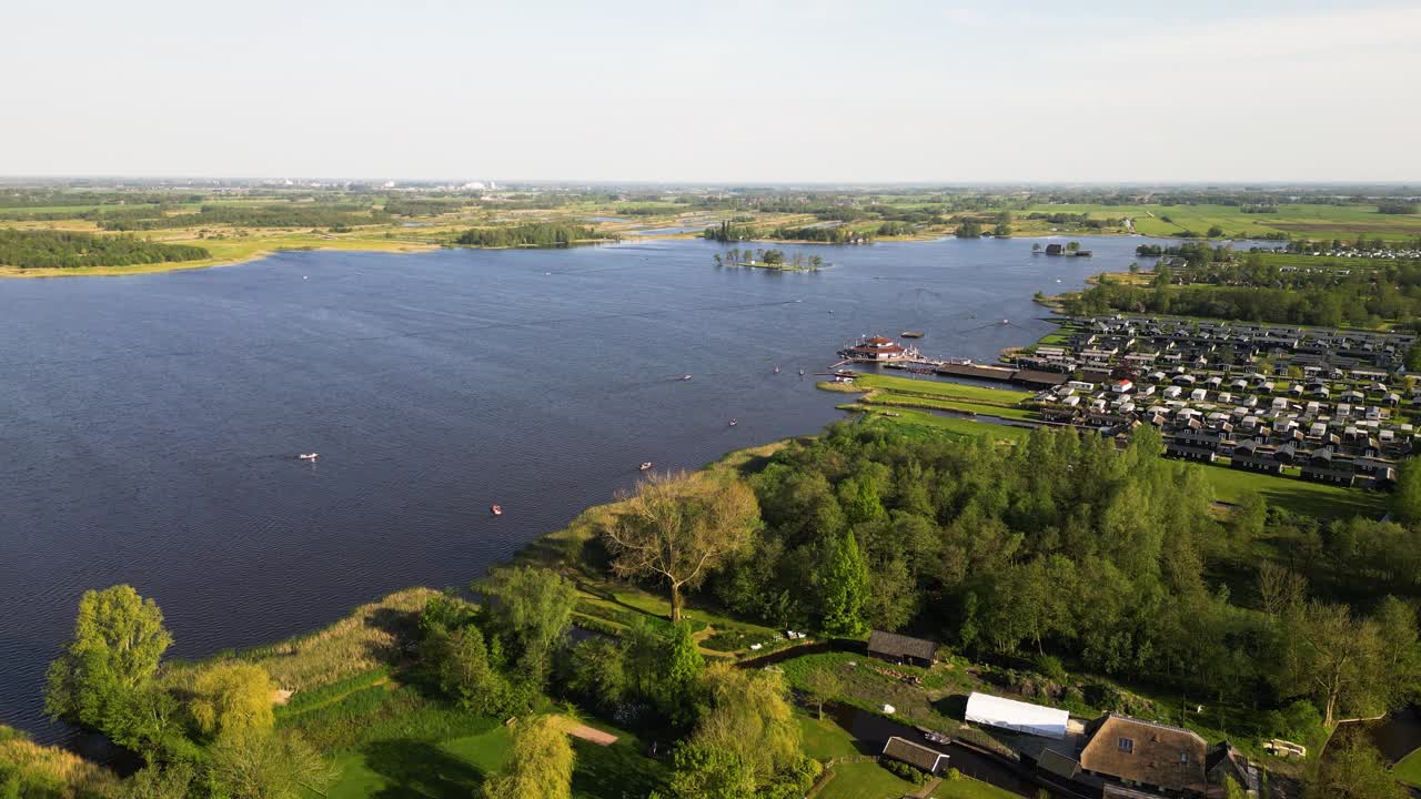 湖畔的Giethoorn乡村，无人机的鸟瞰图视频素材